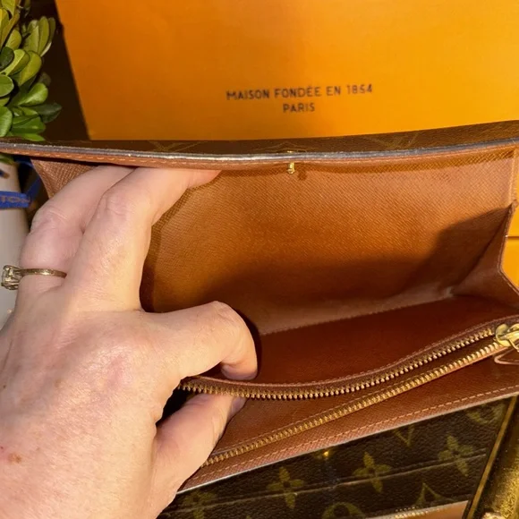 AUTHENTIC LOUIS VUITTON Vintage LV Monogram Sarah Wallet. - Picture 7 of 16